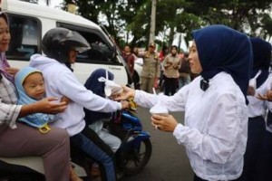 Pembina DWP Kunngan saat membagikan takjil di depan pendopo Kuningan.